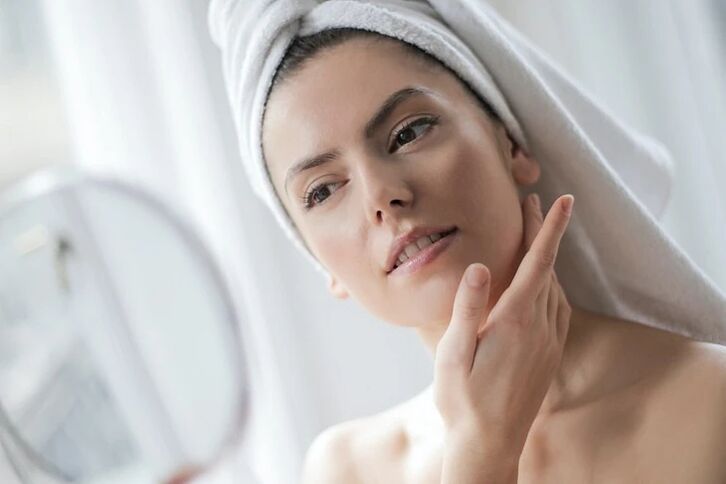 Fille avec une belle peau